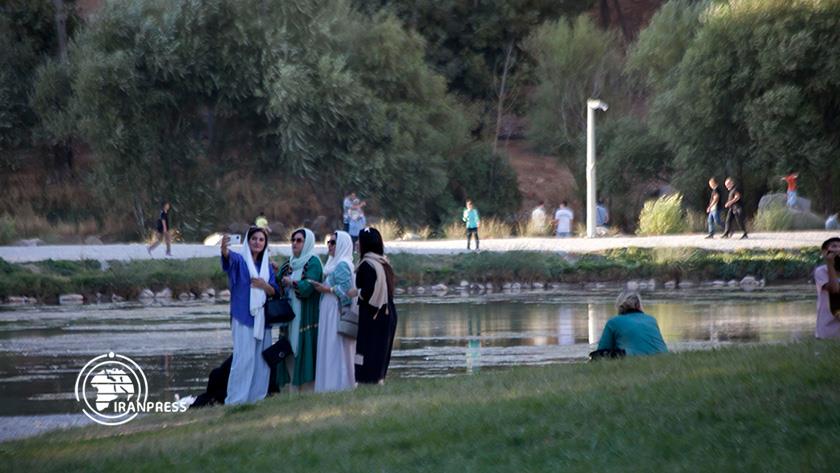 Iranpress: منطقة ‘طاق بستان’ الأثرية في غرب إيران تستضيف السياح