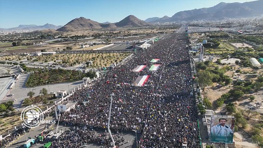 Iranpress: بالصور.. مشاهد من الخروج المليوني الكبير في صنعاء تضامناً مع غزة 