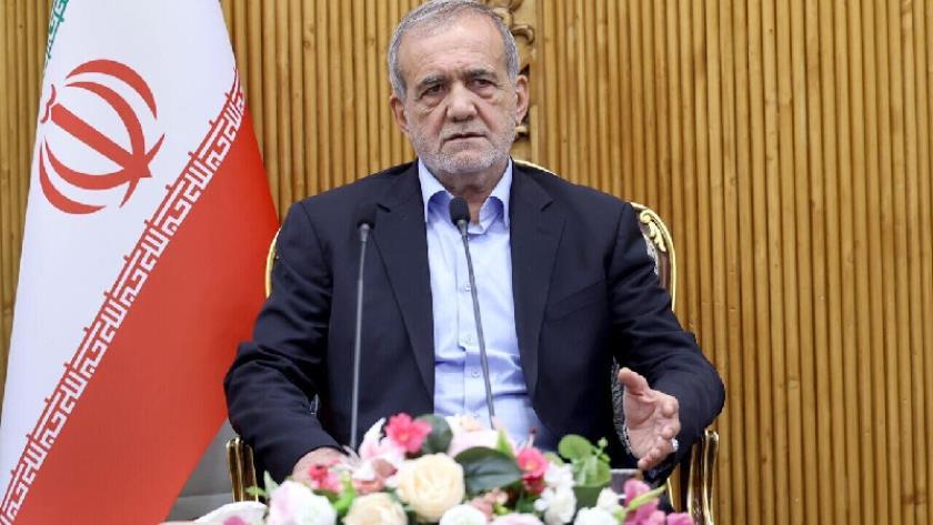 Iranpress: بزشكيان يؤكد على تطوير العلاقات بين إيران ودول الجوار