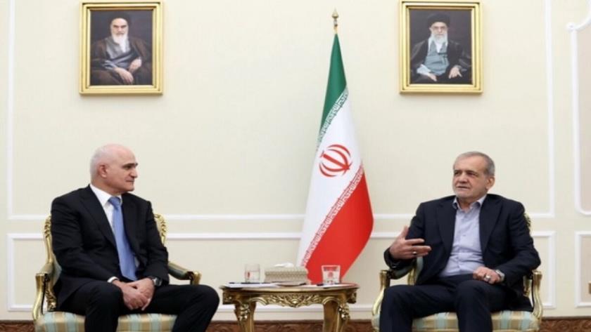 Iranpress: الرئيس بزشکیان: العلاقات بين طهران وباكو أخوية ومتينة