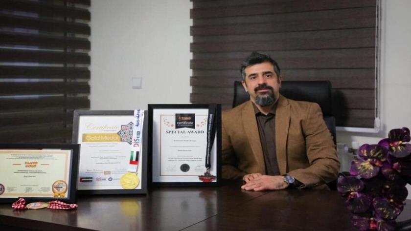 Iranpress: باحث ایراني يحصل على الميدالية الذهبية لاختراع جهاز لادارة حصوات الكلى