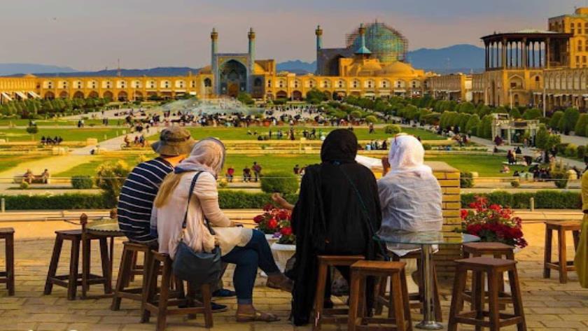 Iranpress: السياح الأجانب: إيران بلد تتمتع بكرم الضيافة الفريد وثقافة غنية
