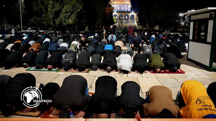 Iranpress: 80 ألف فلسطيني يؤدون صلاة العشاء والتراويح في المسجد الأقصى المبارك