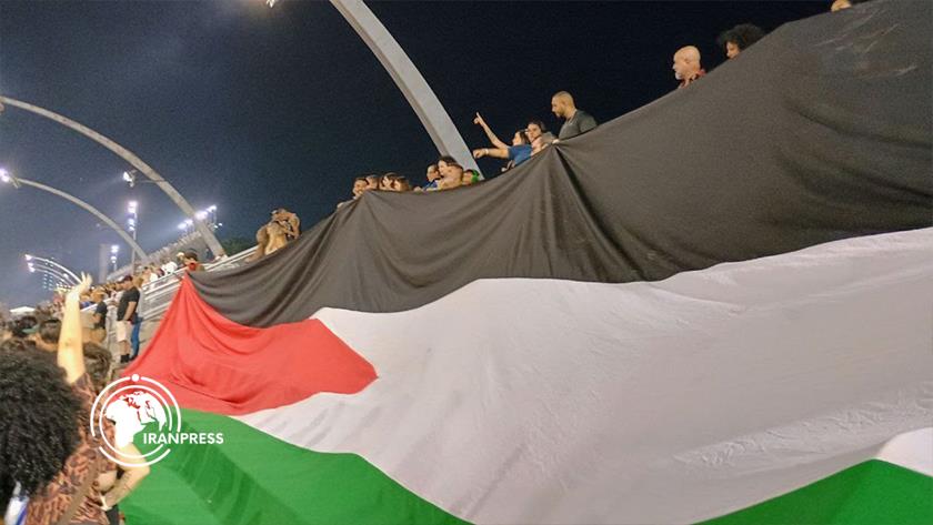 Iranpress: رفع العلم الفلسطيني الكبير في ساو باولو، البرازيل