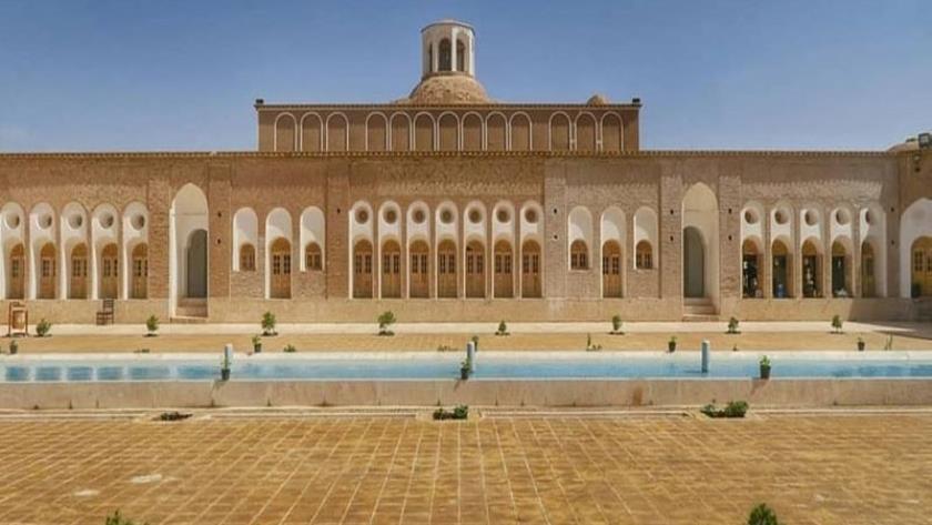 Iranpress: منزل الحاج علي في قاسم آباد بمدينة رفسنجان أكبر منزل من الطوب في العالم