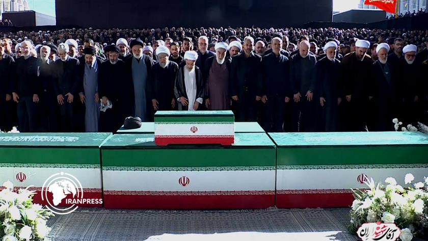 Iranpress: صلاة الجنازة على جثمان سماحة القائد الشهيد (رضوان الله عليه) +صور