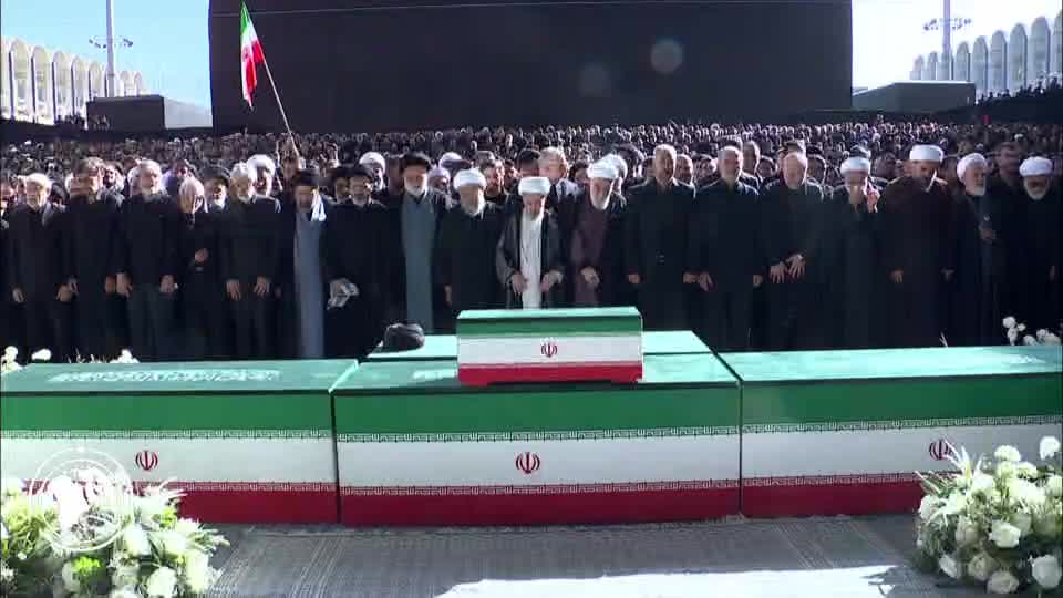 Iranpress: مشاركة أبناء سماحة القائد الشهيد في صلاة الجنازة على جثمانه الشريف