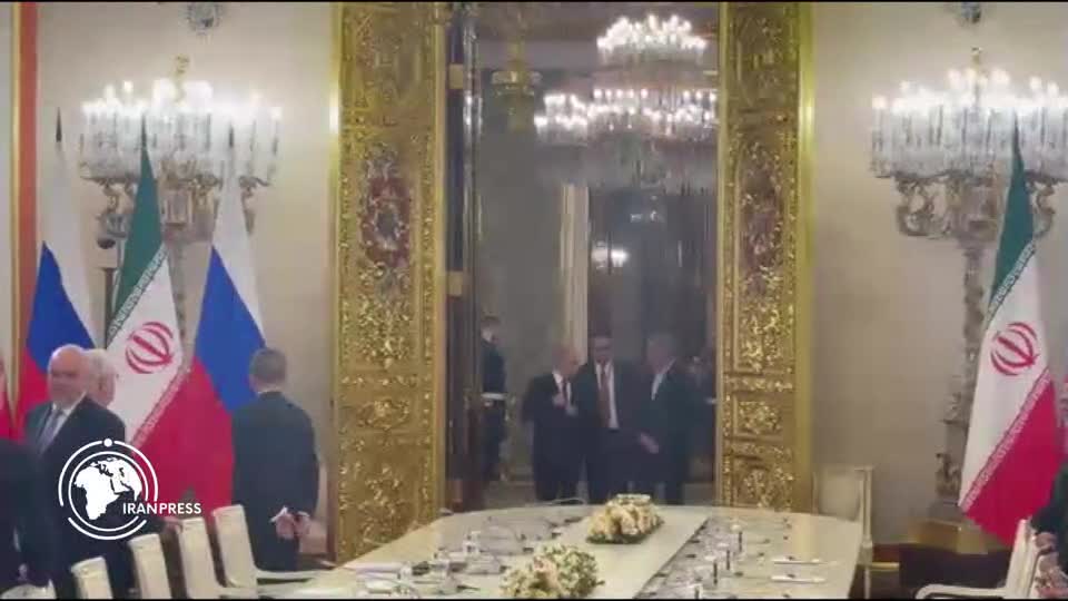 Iranpress: Iran, Russia Presidents Hold Meeting in Moscow